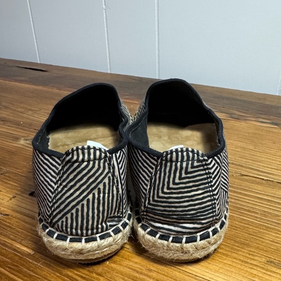 DV Dolce Vita Women Flat Espadrille Slip On shoes Black Tan Geometric Stripe 8.5 - Picture 6 of 9